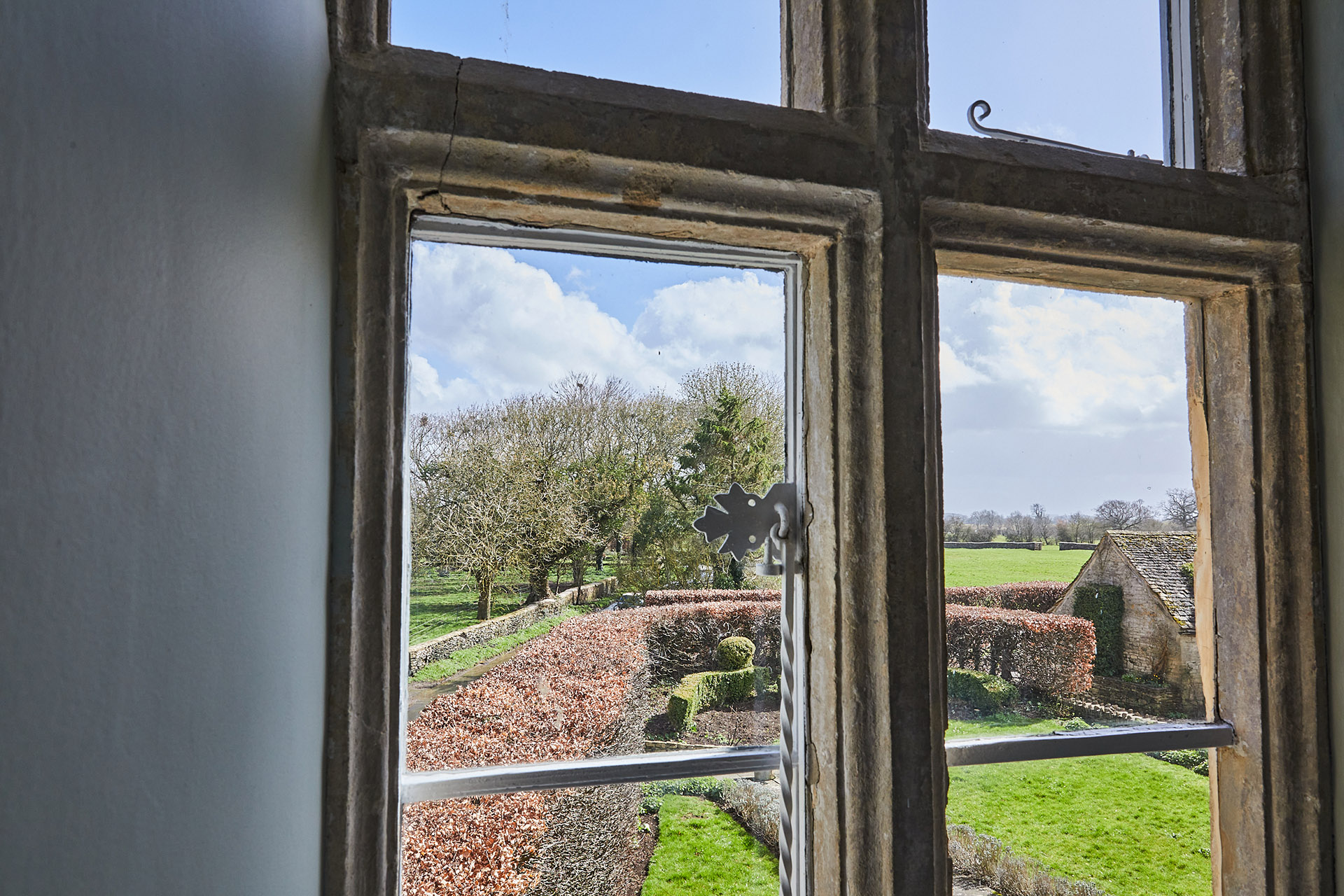 Manton Property. Grade II Listed Farmhouse, Cotswolds. Project Management. Stone Mullion windows